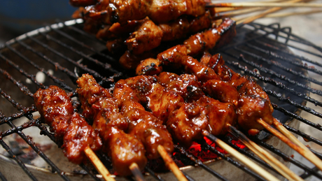 Le favori de l’été : Brochettes de poulet marinées au BBQ avec épis de maïs grillés